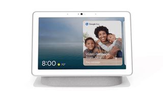 Google Nest Hub Max Smart Display viser et billede af en smilende familie
