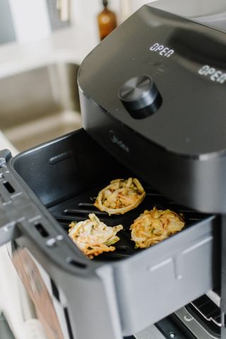 Putting frozen food in the midea two-zone air fryer