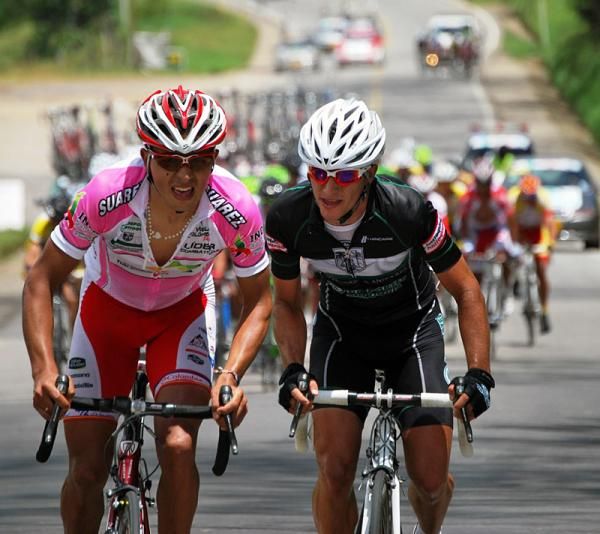 Robinson Eduardo Chalapud (Colombia Es Pasion) and Sergio Luis Henao (Gobernacion De Antioquia-Indeportes Antioquia) on the attack.