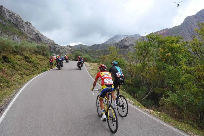 Chris Froome (Sky) and Alberto Contador (Tinkoff-Saxo) climb La Farrapona