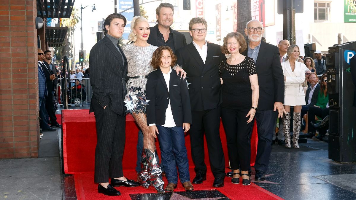 (L-R) Kingston Rossdale, Gwen Stefani, Apollo Rossdale, Blake Shelton, Zuma Rossdale, Patti Stefani and Dennis Stefani at Gwen Stefani&#039;s Hollywood Walk of Fame ceremony.