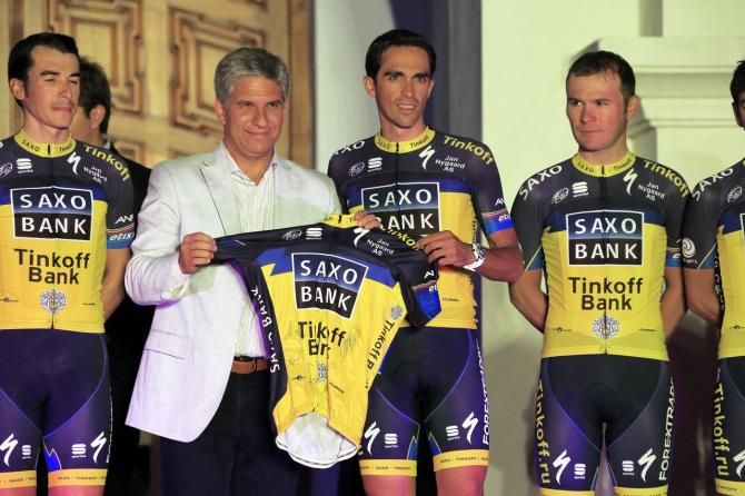 Contador hands over the new Saxo-Tinkoff jersey