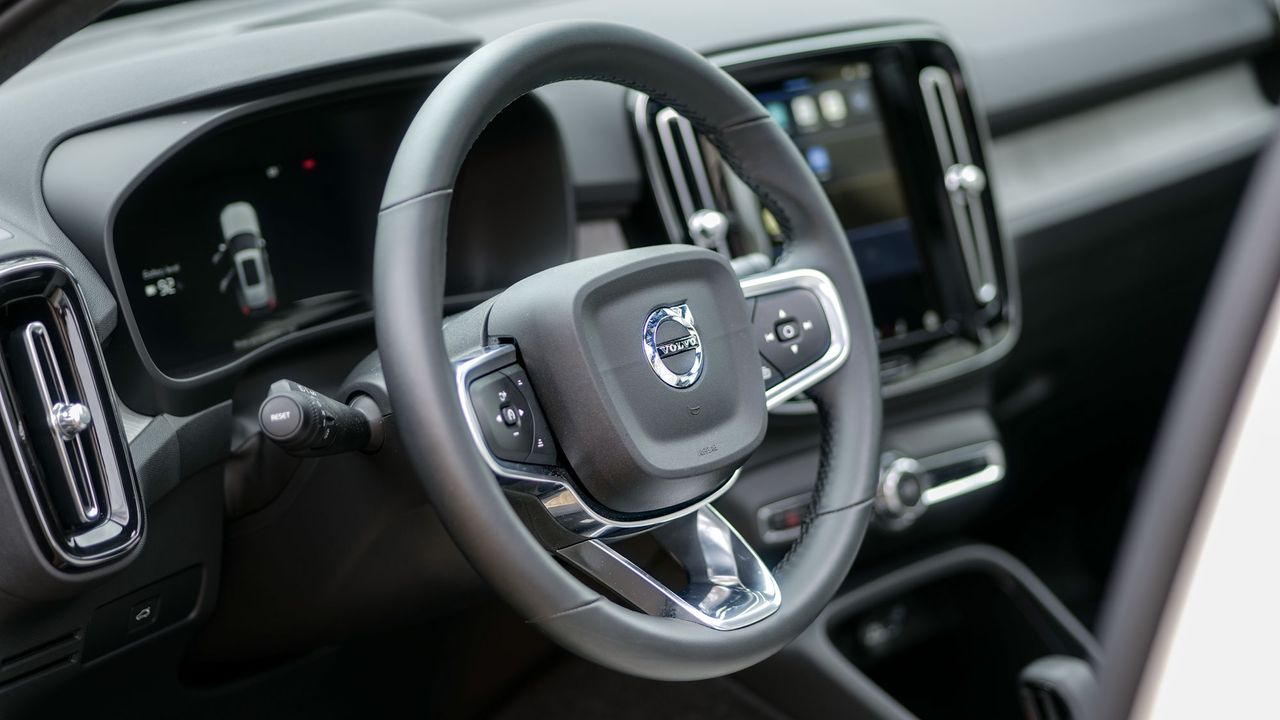 2025 Volvo EX40 Ultra Twin Motor test drive review.