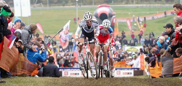 World champion Niels Albert (BKCP-Powerplus) drives the pace in the four-man lead group.