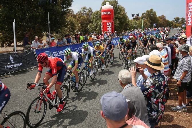 Drapac leading the peloton during the men's race