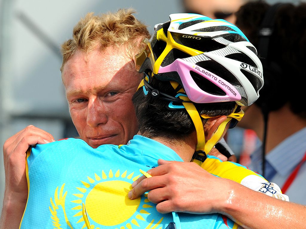 Contador embraces teammate Alexandre Vinokourov