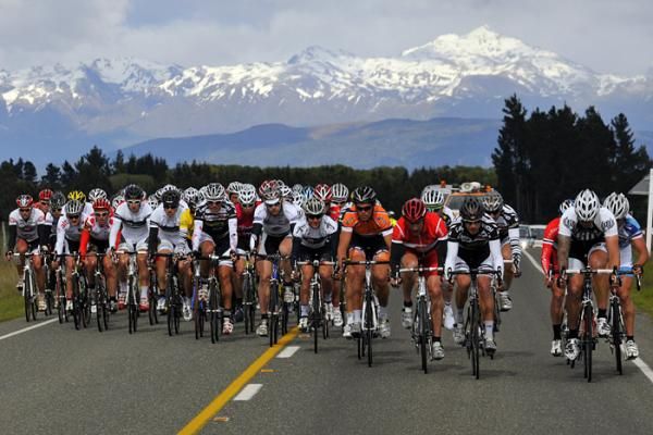 The peloton chases down the escape.