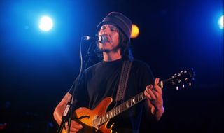 elliott smith performing at glastonbury music festival in 2000