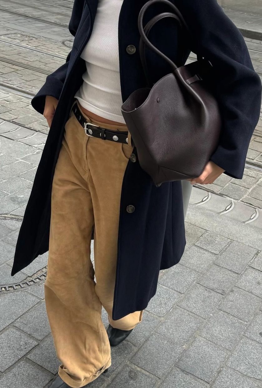 @annelauremais wears camel baggy jeans, navy wool coat, white t-shirt and brown leather tote
