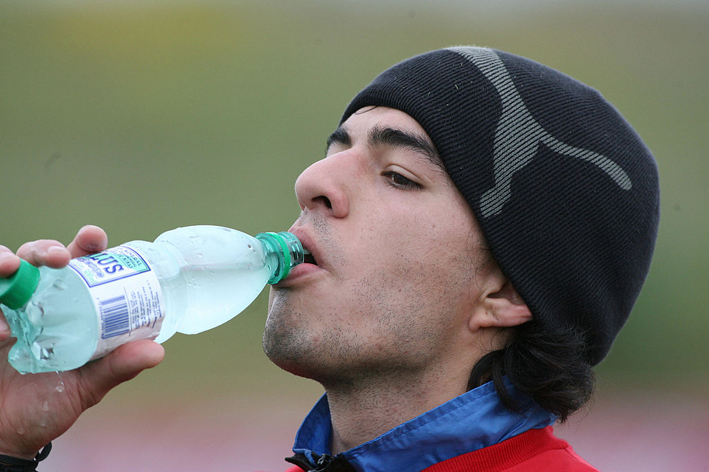 Uruguay&#039;s footballer Luis Suarez drinks water during a training session for their South Africa 2010 World Cup match with Chile on Sunday, 13 November, 2007 in Montevideo.