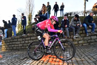 Demi Vollering rides the Muur Van Geraardsbergen in the 2022 Omloop Het Nieuwsblad