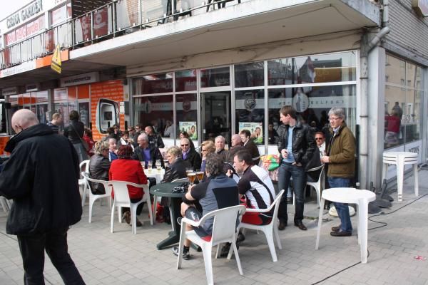 After the riders leave Harelbeke, the fans find something to pass the time until they return for the finish.