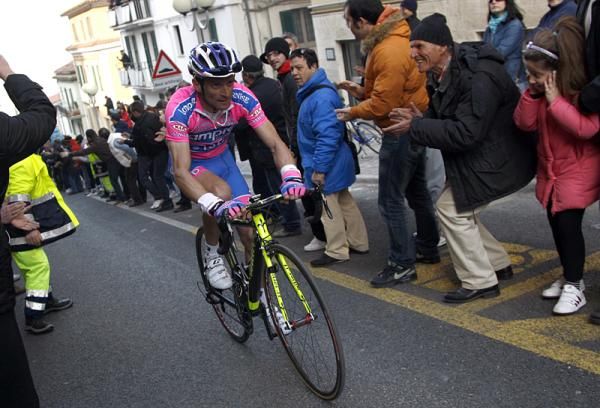 Michele Scarponi (Lampre - ISD) is cheered on by many spectators.