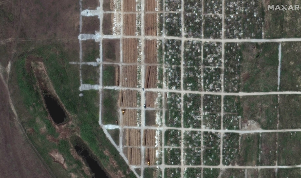 Esta imagem, capturada pelo satélite WorldView-3 da Maxar Technologies em 12 de maio de 2022, mostra a expansão em andamento do Cemitério Starokrymske na borda oeste da cidade ucraniana de Mariupol.
