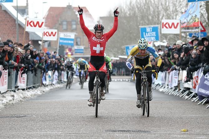 Julien Taramarcaz raises his arms prematurely in Zonnebeke