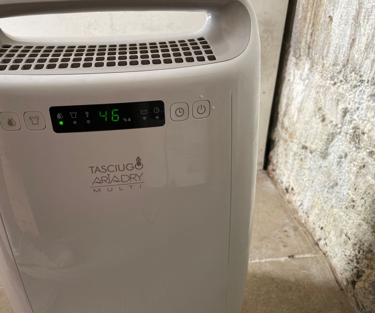 De'Longhi Tasciguo AriaDry 14L dehumidifier in the cellar