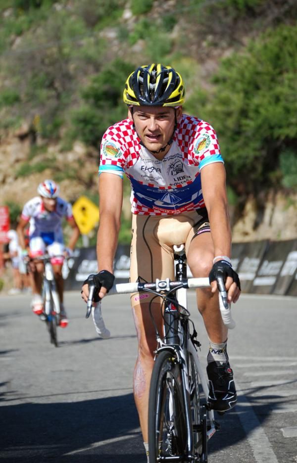 Rafael Valls (Footon-Servetto) crosses the line