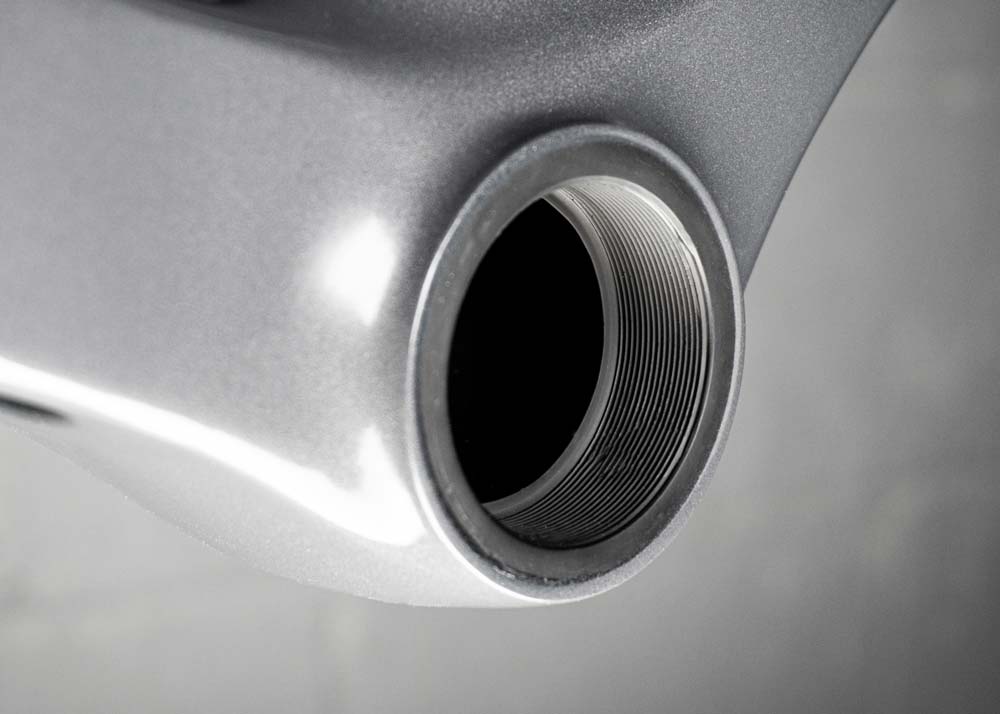 A unique feature: The Surveyor features an Integrally Threaded Carbon Bottom Bracket, where the threads for the bottom bracket shell are moulded directly into the carbon lay-up. No metal insert, no sleeve. The result? A lighter, stiffer, and supposedly creak-free system.