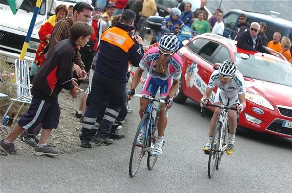 Paolo Tiralongo (Lampre-NCG) leads Cadel Evans (Silence-Lotto) as the two push on towards the finish