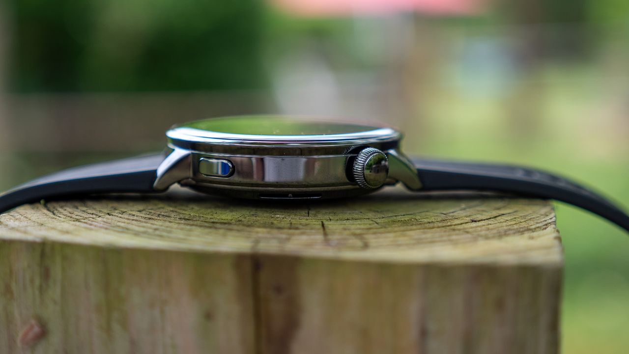 The side buttons of the OnePlus Watch 3 43mm