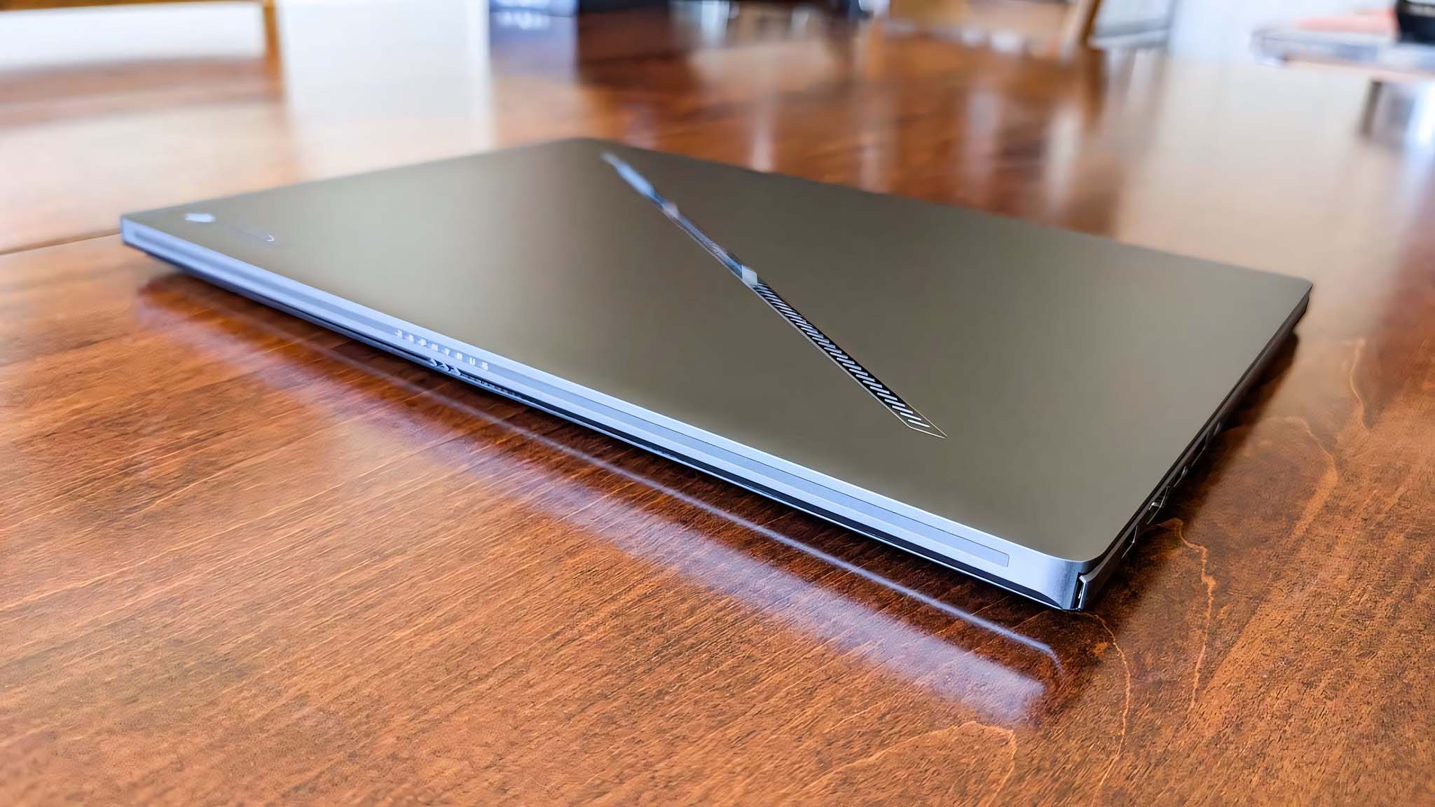 ASUS ROG Zephyrus G16 (2024) GA605 closed.