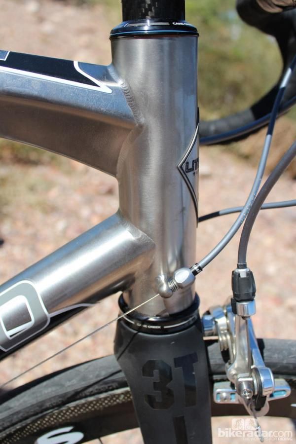 A massive 44mm head tube accommodates a tapered 1.25in to 1.5in steerer