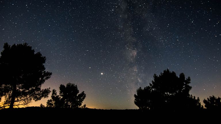 How to choose and use binoculars for stargazing and astronomy