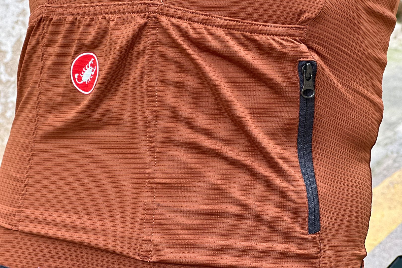 close up of the rear pockets on a brown Castelli Espresso jersey