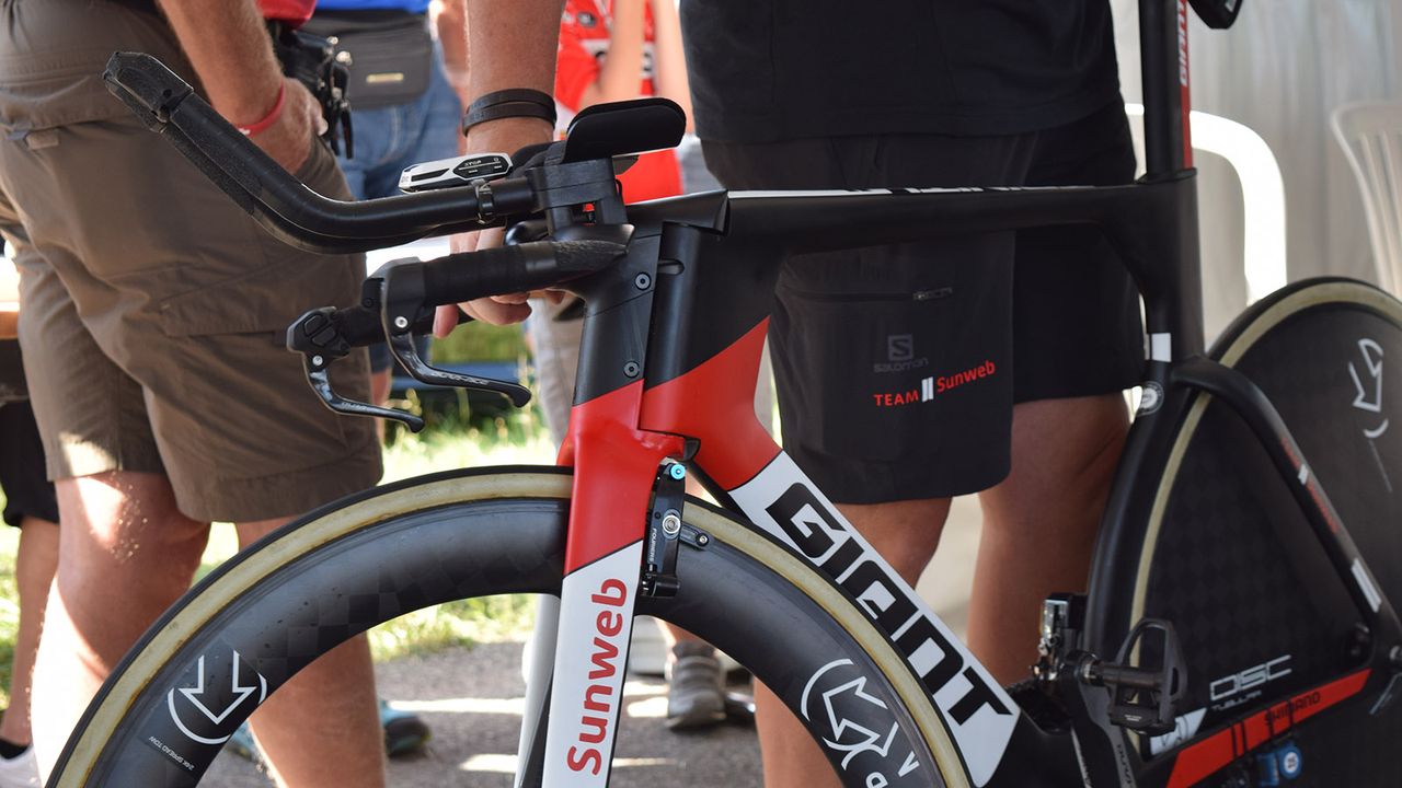 A look at the Giant Trinity steerer system and hidden front brake