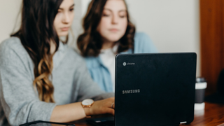 Deux femmes utilisant un Samsung Chromebook
