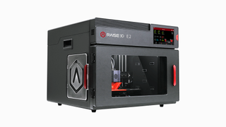 En 3D-printer av typen Raise3D E2 mot en hvit bakgrunn.