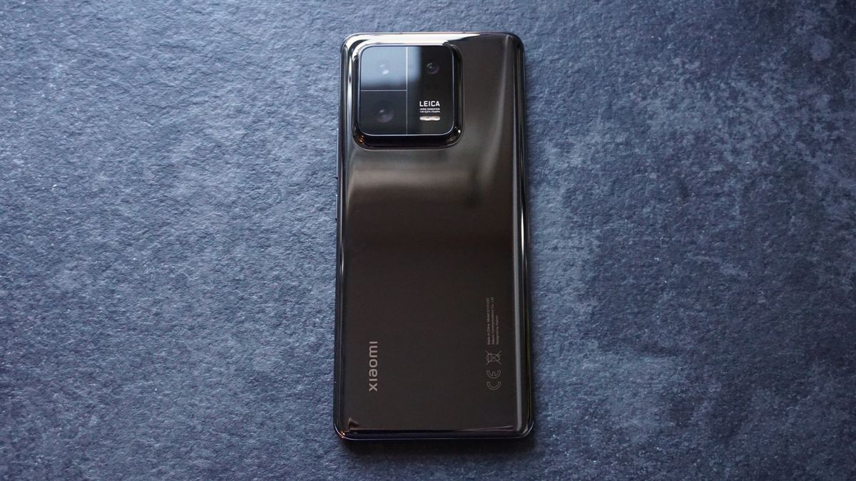Xiaomi 13 Pro review back straight