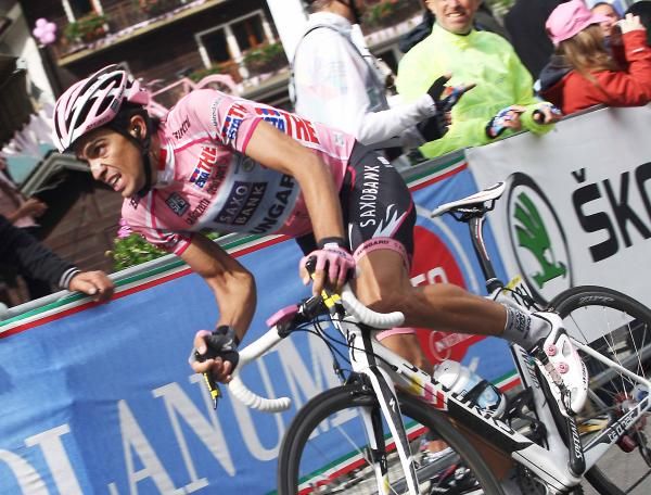 Alberto Contador (Saxo Bank-SunGard) closes in on Tiralongo.