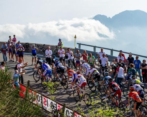 Team Sky lead the autobus into the cloudsJ