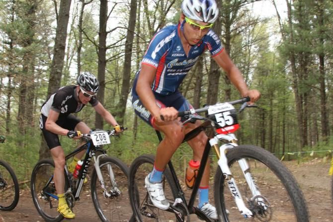 House overtaking Tristen Schouten (Rolf Prima Wheels) to secure first place