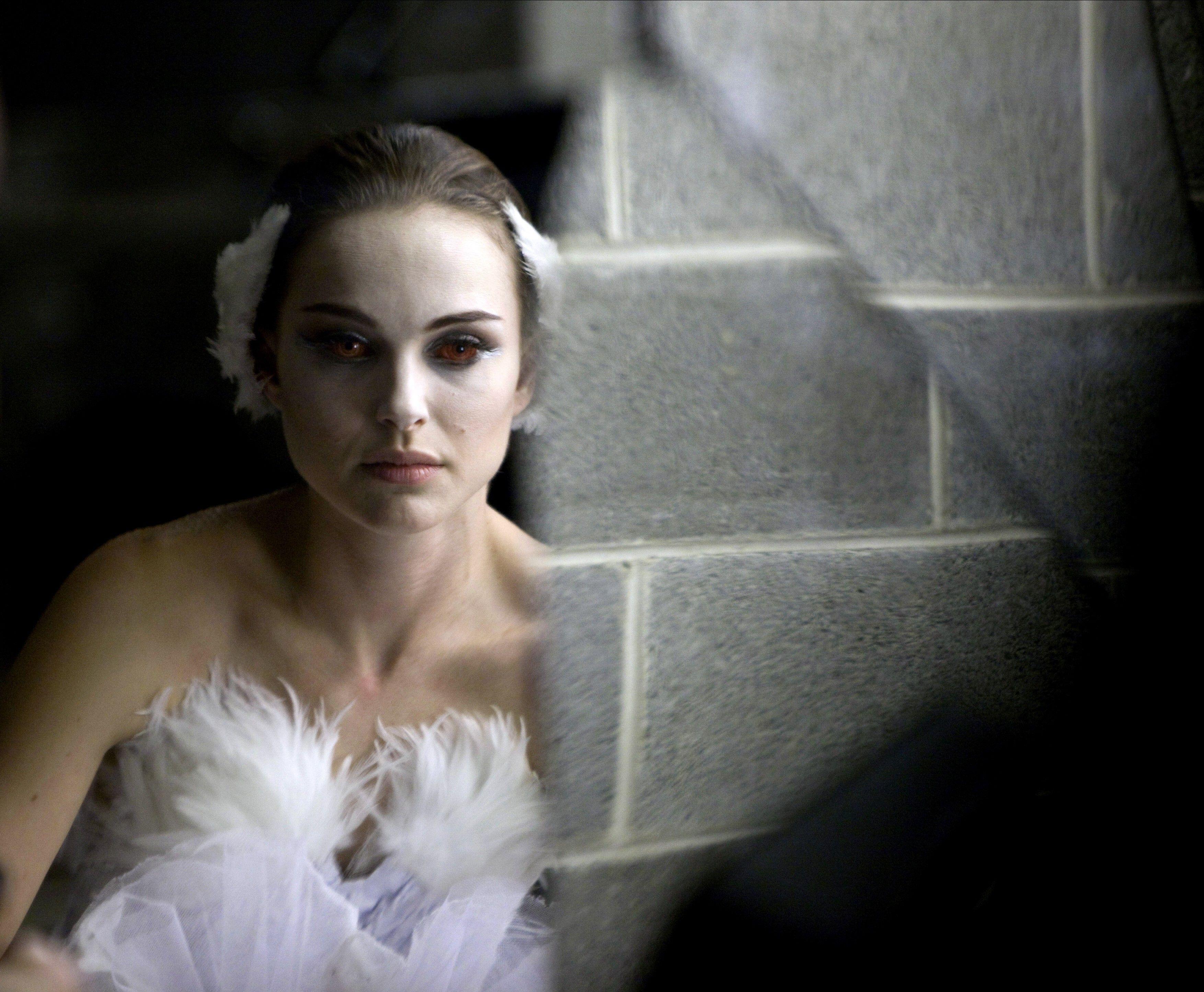 Natalie Portman as the white swan in &#039;Black Swan&#039;