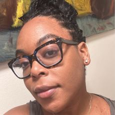 Ariel Baker testing Hourglass Ambient Lighting Powders