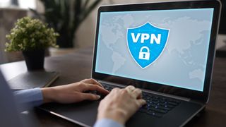 Schermo di un portatile con il logo di una VPN