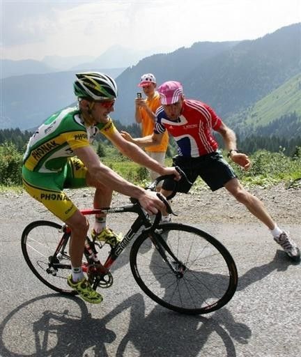Floyd Landis (Phonak) rides past a fan who is busting a move