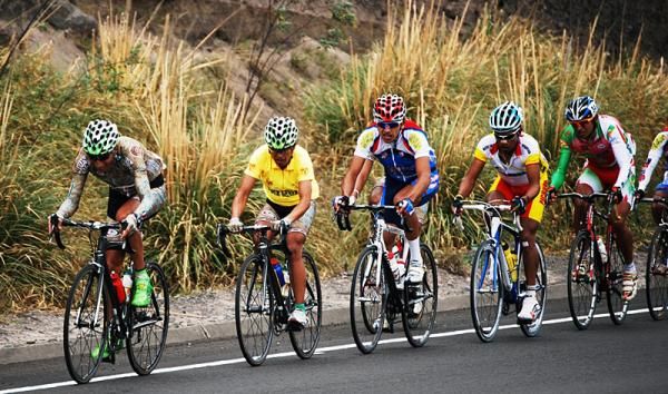 Graciano Fonseca (Boyaca Orgullo De America) leads teammate and race leader Fernando Camargo.