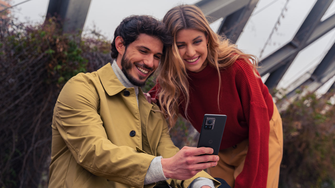 Motorola Edge 30 Ultra 200MP camera in use lifestyle image