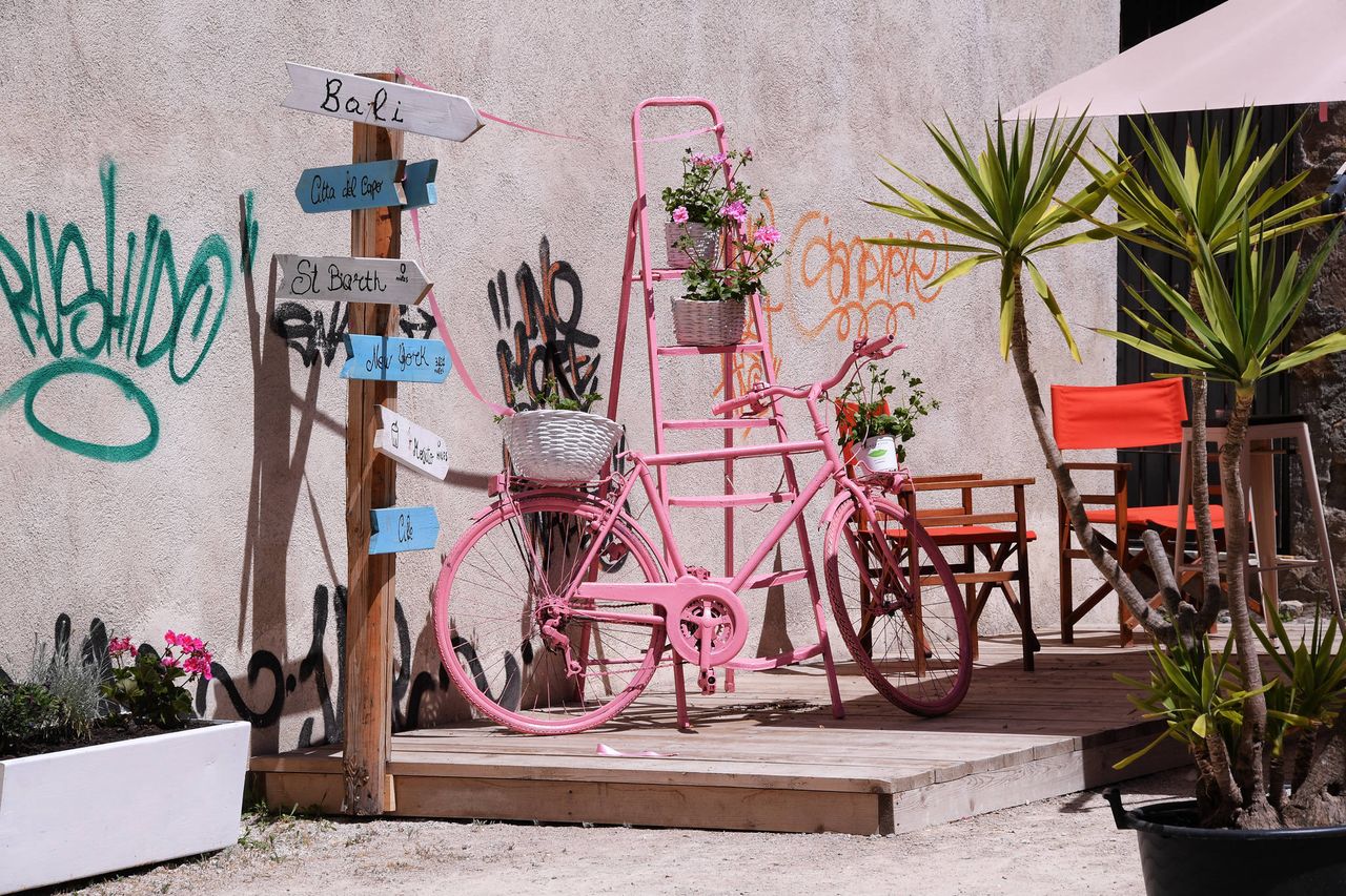 You can admire the pink bike and plan your next holiday destination at the same time