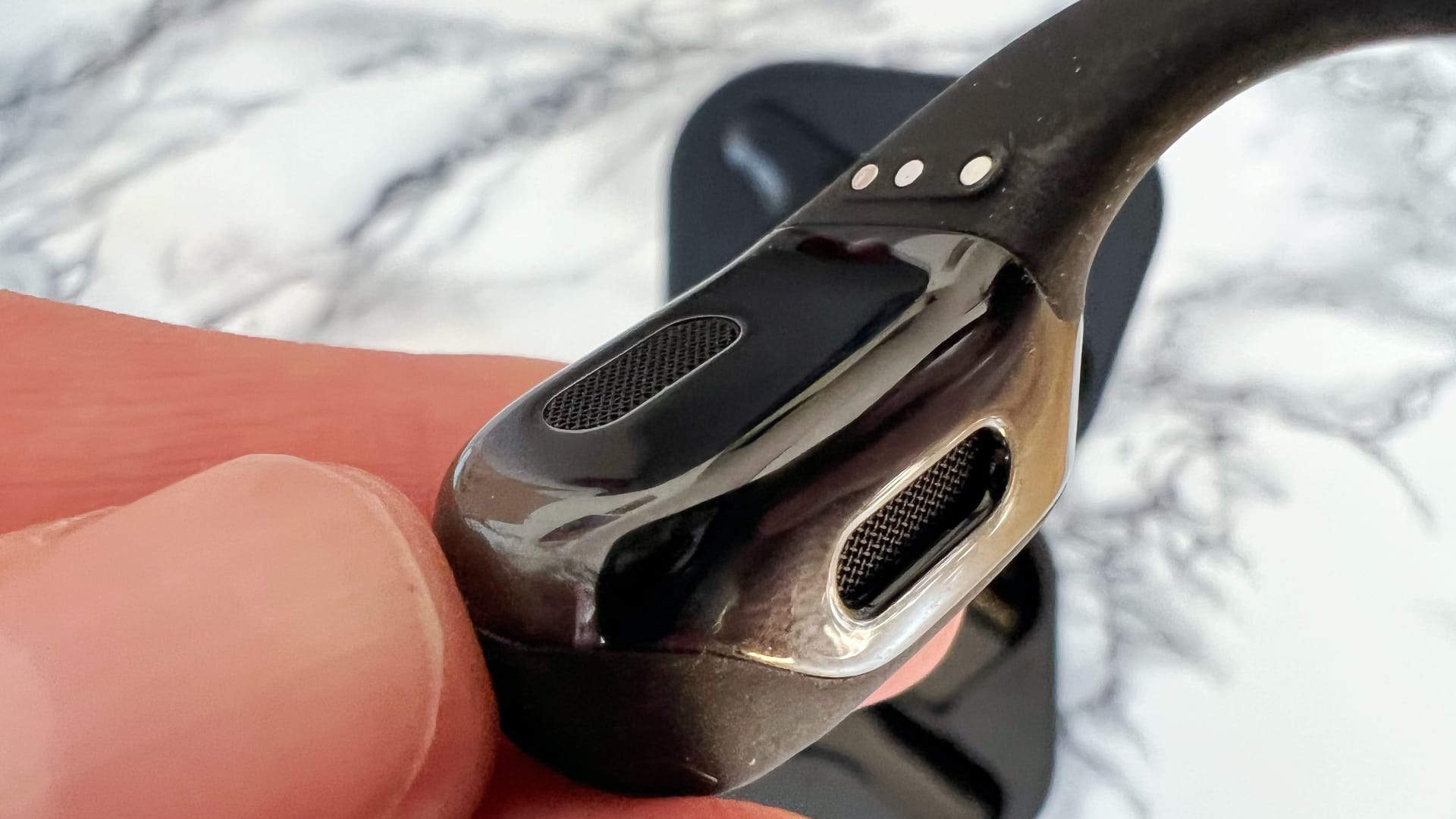 Shokz openfit mot marmorerat bord