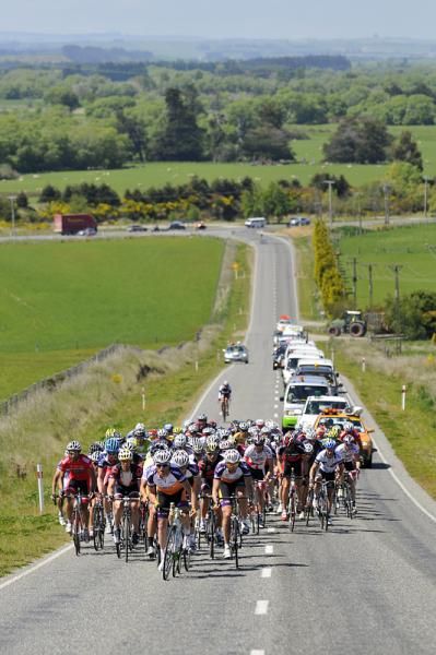 The peloton enjoys the tropical Southland weather.