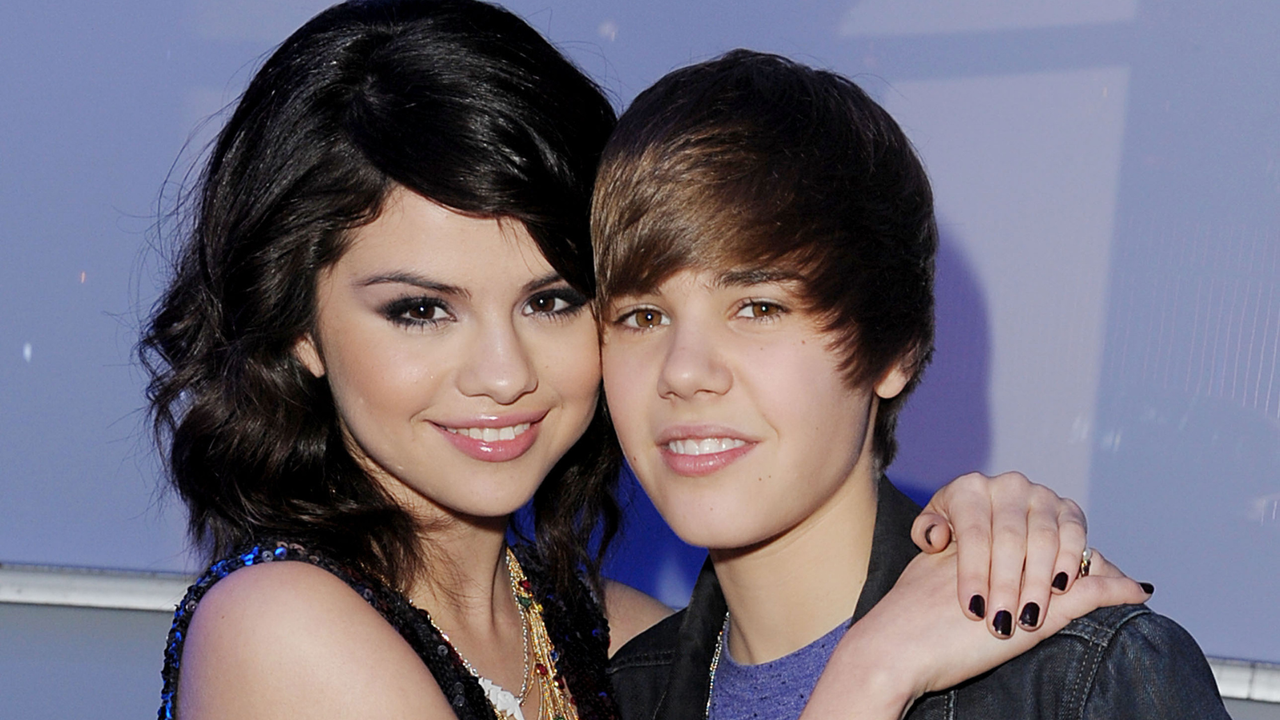 Singers Selena Gomez (L) and Justin Bieber attend Dick Clark&#039;s New Year&#039;s Rockin&#039; Eve With Ryan Seacrest 2010 at Aria Resort &amp; Casino at the City Center on December 31, 2009 in Las Vegas, Nevada.