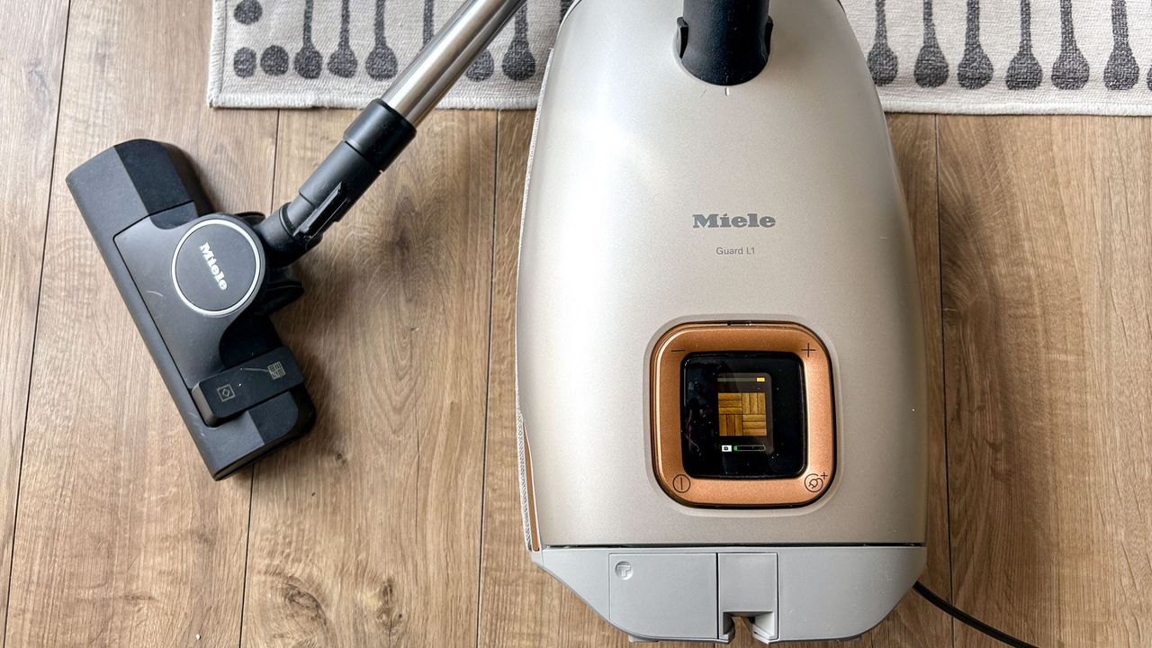 Miele Guard L1 Comfort XL on hard floor