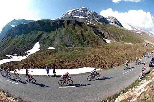 The peloton on the Albulapass.