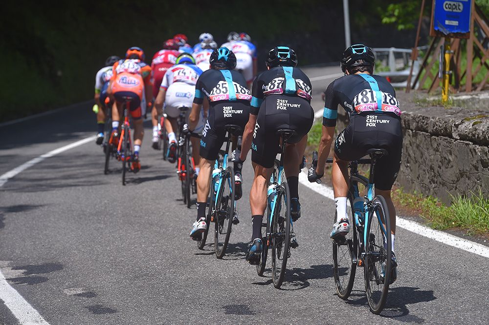 Team Sky try to pace Landa back to the peloton