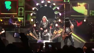 guns n'roses singer axl rose using Dave grohl's stage throne