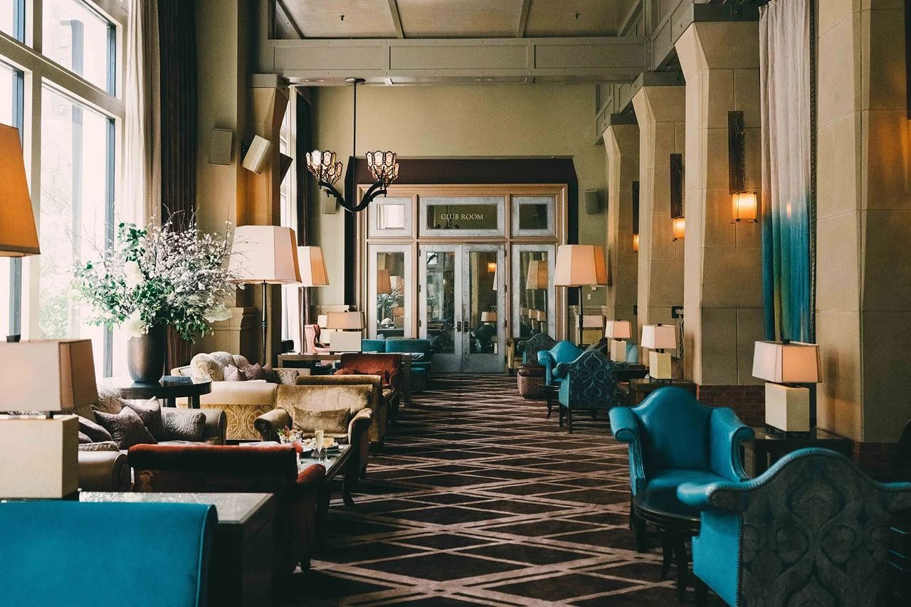 Past and present merge in this transitional style-inspired modern hotel, where sumptuously decorated salons and vintage diners clash with the more contemporary, albeit eclectic, feel of its scenic rooms and suites.